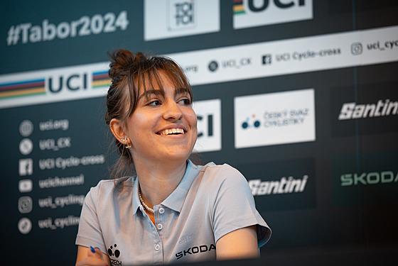 Bikerka Simona Sp�ná na tiskové konferenci p�ed za�átkem MS v cyklokrosu v...