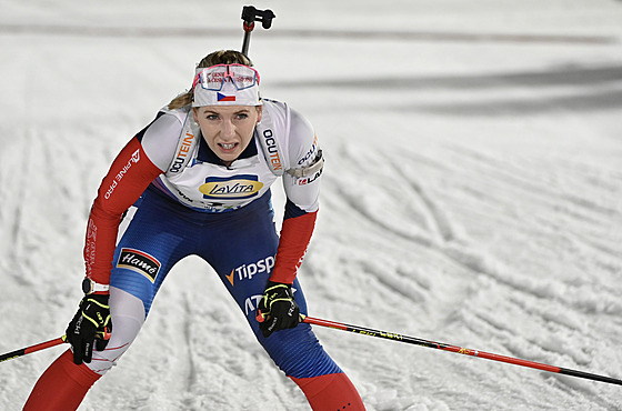 Lucie Chravátová dojídí do cíle sprintu na biatlonovém MS v Novém Mst na...