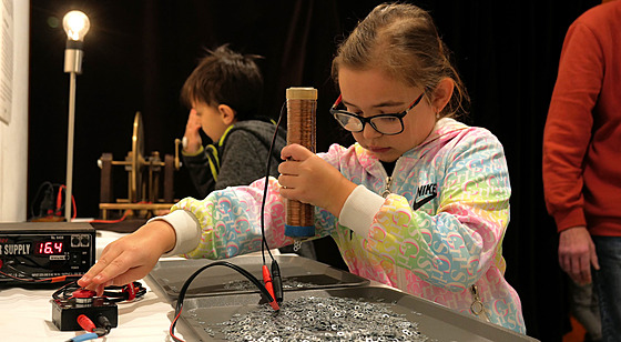 Výstava Divy fyziky. Skute�n� v�echny exponáty si tu ka�dý m��e vyzkou�et.