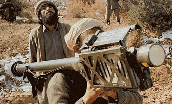Afghánský mudahedín operuje s protiletadlovým zaízením FIM-92 Stinger. Na...
