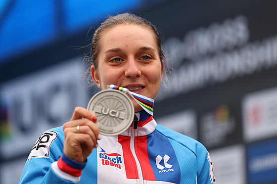 Kristýna Zemanová se stíbrnou medailí ze závodu en do 23 let na cyklokrosovém...