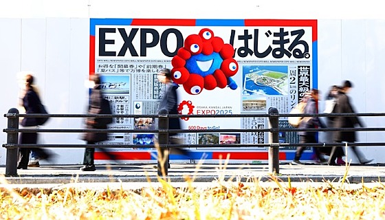 Chodci procházejí kolem banneru pro svtovou výstavu Expo 2025 v japonské...