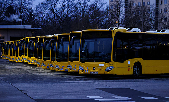 Autobusy stojící v berlínském depu bhem celostátní stávky, kterou svolal...