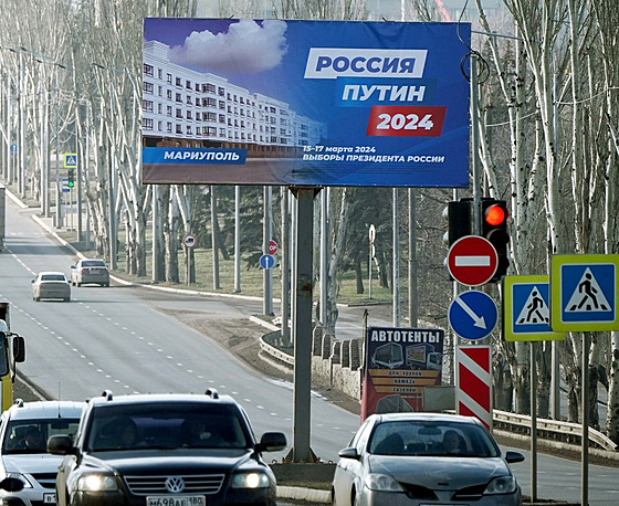 V Rusy okupovaném ukrajinském Mariupolu se objevily plakáty a billboardy na...
