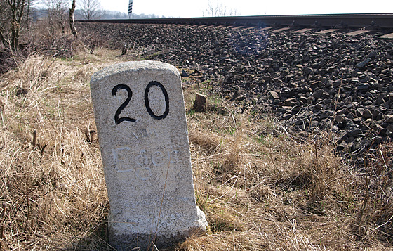 Historické kamenné kilometrovníky na elezniní trati mezi Ai a Chebem.