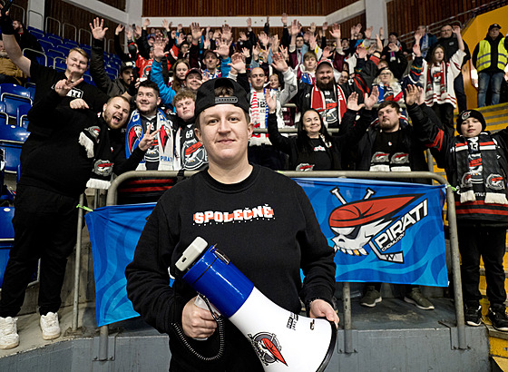 Tady vládne ena! Jana Panuková ped ikem chomutovských fanouk na ústeckém stadionu.