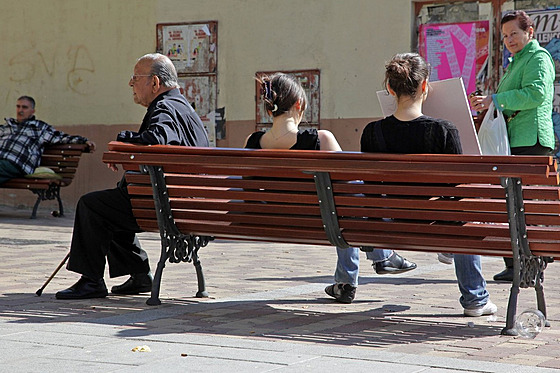Samotní senioi posedávají na lavikách ve panlském Madridu (27. ervence...