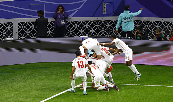 Fotbalisté Jordánska slaví gól v zápase s Koreou.