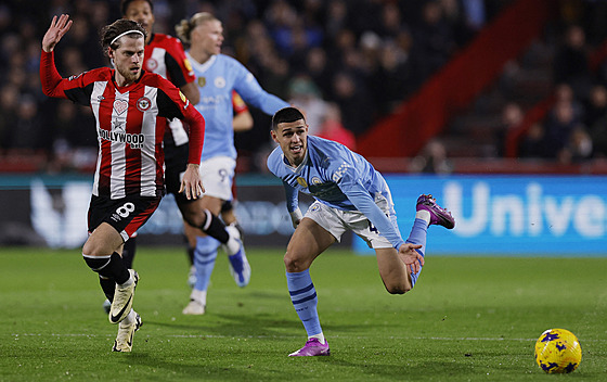 Mí� sledují Mathias Jensen (vlevo) z Brentfordu a  Phil Foden z Manchesteru...