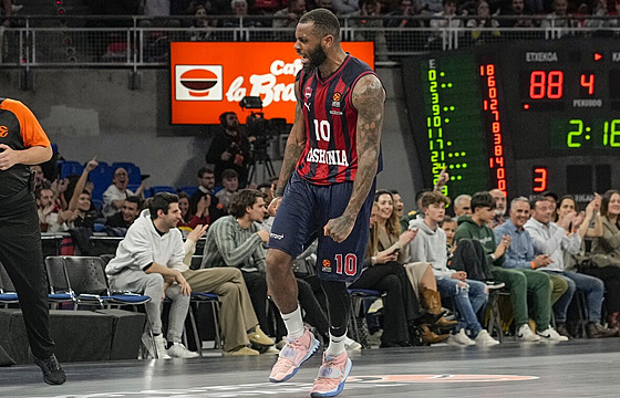 Codi Miller-McIntyre z Baskonie v duelu s Villeurbanne.