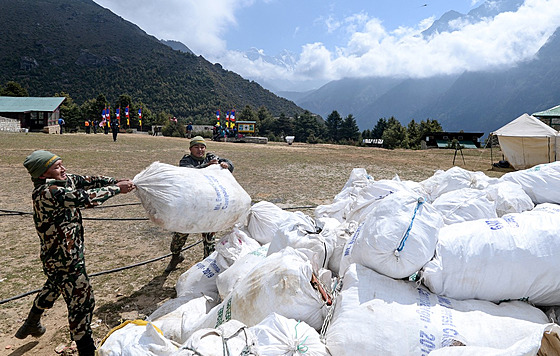 Písluníci armády nakládají odpad z cesty na Mount Everest (27. kvtna 2019)