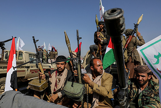 Jemen�tí povstalci, kte�í se shroma��ují, aby ukázali odpor proti leteckým...