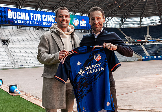 Pavel Bucha (vlevo) a jeho agent Viktor Kolá� na stadionu Cincinnati