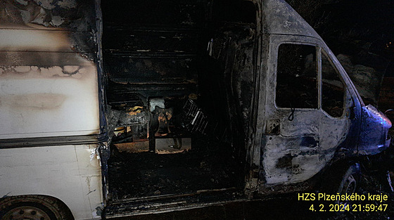 Mu�e, který se rozhodl spáchat sebevra�du, zachránil z ho�ící dodávky policista.