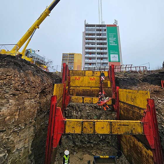 Hasi�i vytahovali je�ábem zran�ného d�lníka z výkopu v Kladn� (9. února 2024)