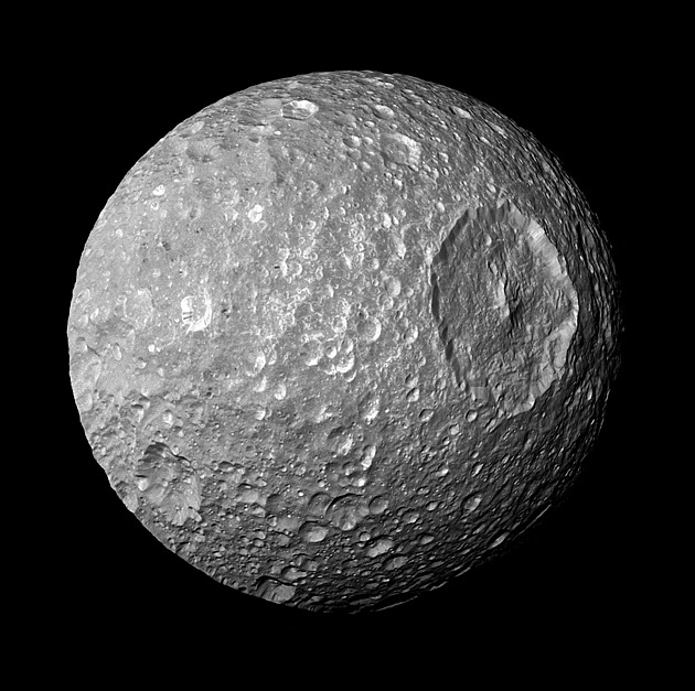 Saturnův měsíc přezdívaný Hvězda smrti ukrývá tajemství, odhalila sonda
