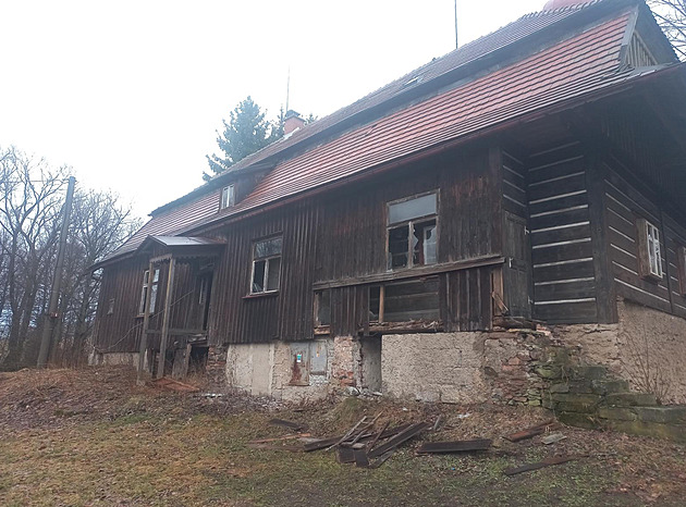 V Orlických horách poničil vandal roubenou faru, vymlátil v ní 80 oken