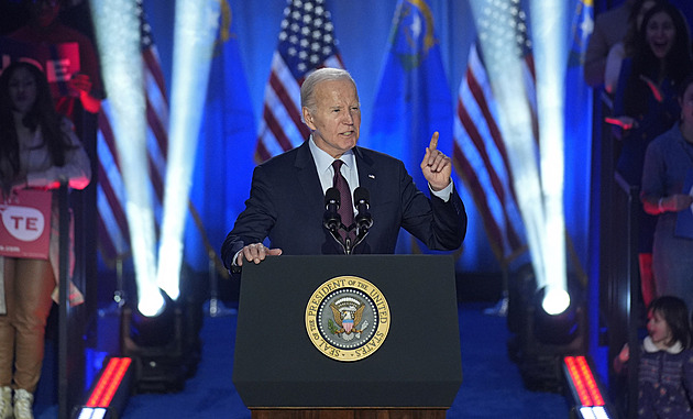 Biden si v projevu spletl Macrona s Mitterrandem, netrefil ani státy