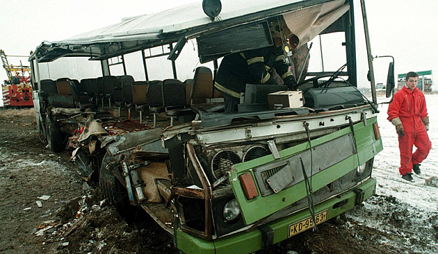 Autobus narazil do odstavené tatry. Před 25 lety u Středokluk zahynulo deset lidí