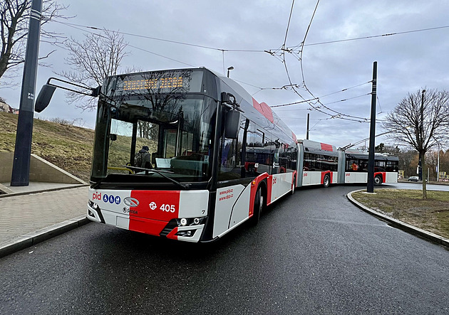 VIDEO: Nejdelší český trolejbus poprvé otestoval trasu z Veleslavína na letiště