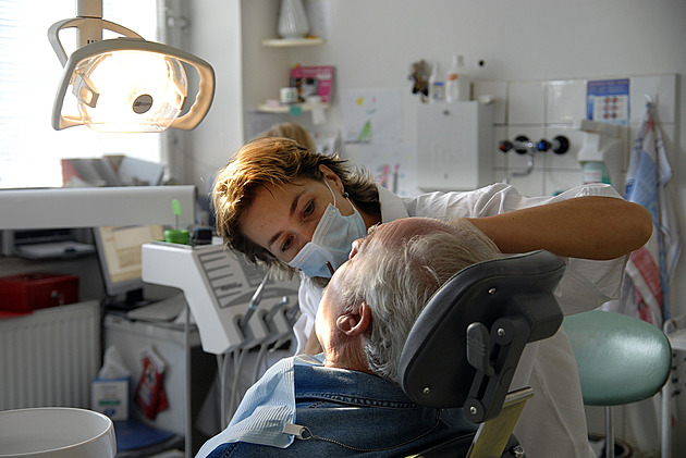 I nemocnice těžce shánějí zubní lékaře. Na zákrok v narkóze děti čekají rok