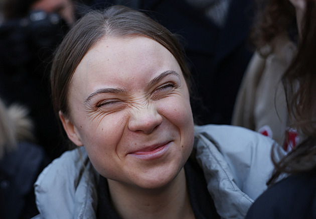 Thunbergová stanula v Londýně před soudem kvůli protestu, dorazila s úsměvem