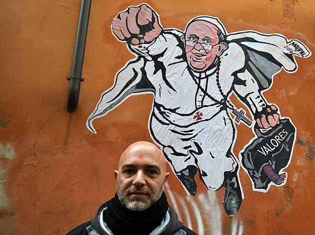 Léta kreslí po zdech „superpapeže“, teď se od Vatikánu dočkal uznání
