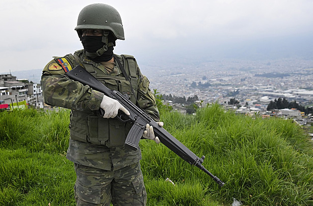Ekvádor přezbrojuje. „Ruský šrot“ daruje Ukrajině, sobě nakoupí americké zbraně