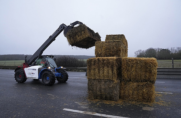 Odklízí balíky sena, čistí silnice. Stávka zemědělců ve Francii skončila domluvou