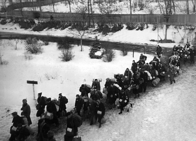 Odchod deportovaných Židů na uherskobrodské vlakové nádraží. Dne 27. ledna 1943...