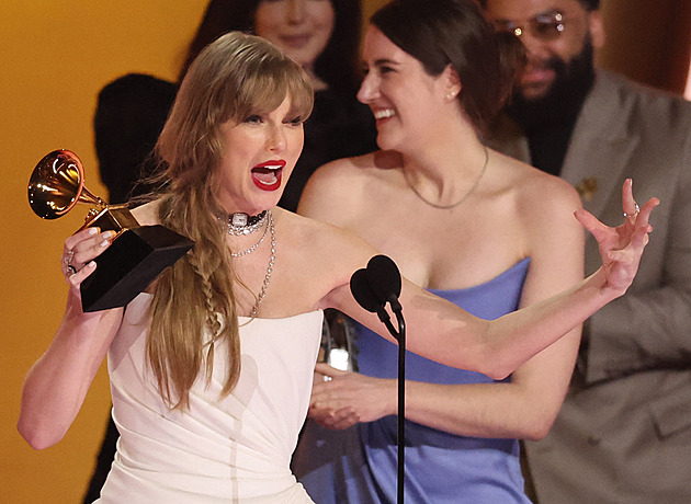 Na Grammy uspěly Taylor Swift a Billie Eilish, oceněného rapera odvedla policie