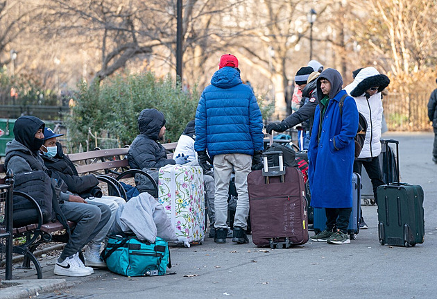 New York dá migrantům peníze na jídlo. Dostanou víc než chudí místní