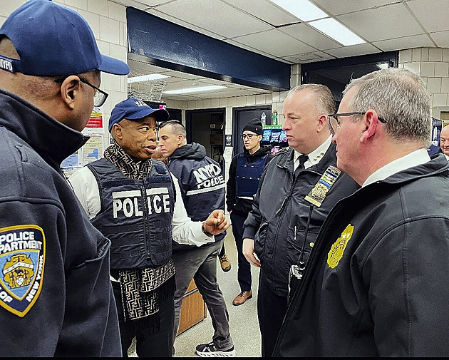 Migrantů v New Yorku ubylo. Je to důsledek přísnější federální politiky