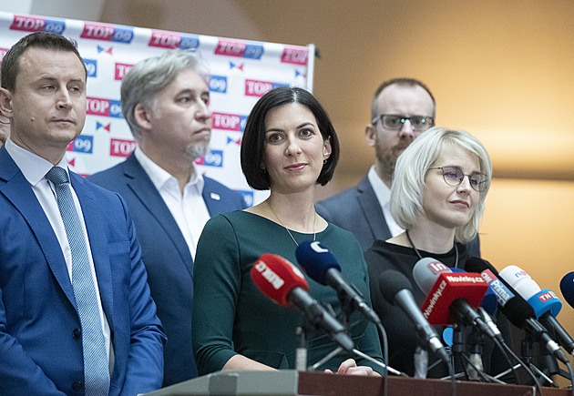 Pekarová podpořila, že se svazek LGBT párů může nově nazýval „partnerství“