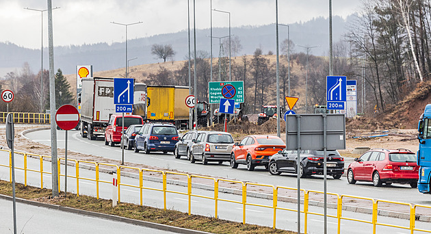 Putine, udělej pořádek na Ukrajině! hlásal transparent na protestu polských rolníků