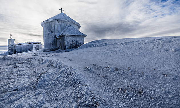 Rotundová kaple sv. Vavřince na vrcholu Sněžky. (2. 2. 2024)