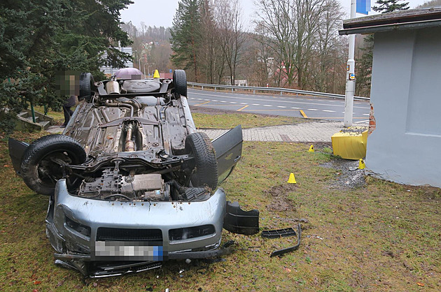 Zmatený senior v Jáchymově po nárazu do zastávky skončil s autem na střeše