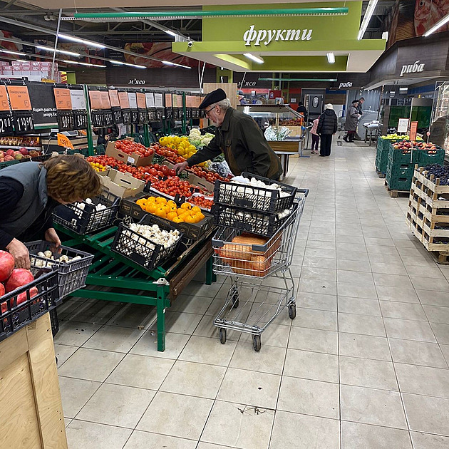 Zvrat v české ekonomice: domácnosti konečně dostaly chuť utrácet doma, méně jezdí do Polska. Firmy ale šetří