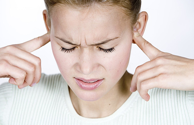 Nepodceňujte pískání v uších, může být příznakem vážné nemoci