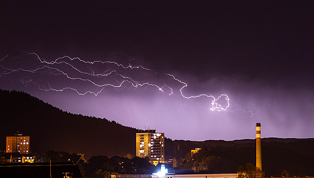 Jedoucí auto zasáhl na Plzeňsku blesk, na místo museli přijet hasiči