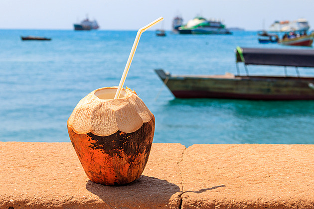 Na Zanzibaru dochází alkohol. Turisté úpí, odstoupil ministr