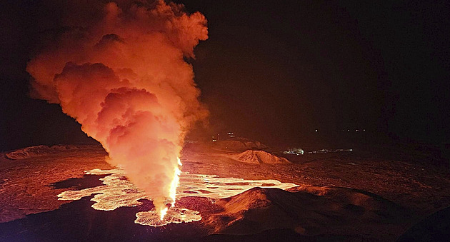 OBRAZEM: Islandské inferno. Láva prýští z tříkilometrové pukliny