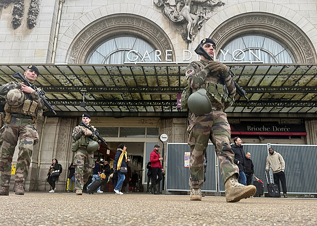 Na pařížském nádraží pobodal útočník tři lidi. Policie ho zadržela