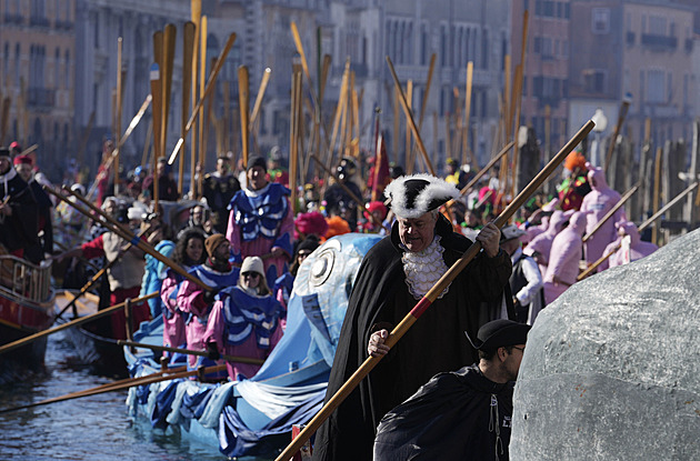 OBRAZEM: Benátčané slaví legendární karneval. Na gondolách se svezl i Marco Polo