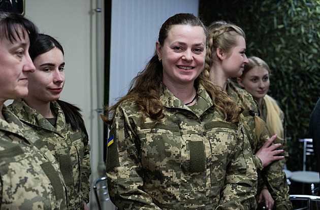 Ukrajinské vojačky dostaly konečně ženské uniformy. Zatím jen letní