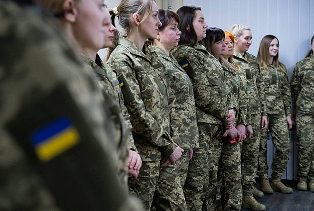 V ukrajinské armádě se dál prosazují ženy, na frontě jich bojují už čtyři tisíce