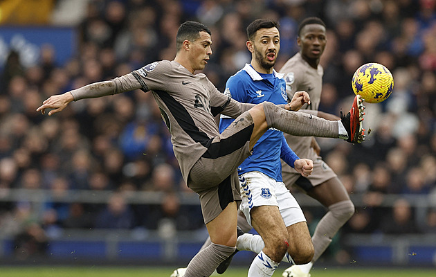 Newcastle v divokém zápase remizoval s Lutonem, Everton zachránil bod