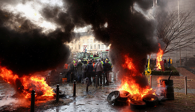 Zemědělství potřebuje hlubokou změnu, řekl Macron po protestech v Bruselu