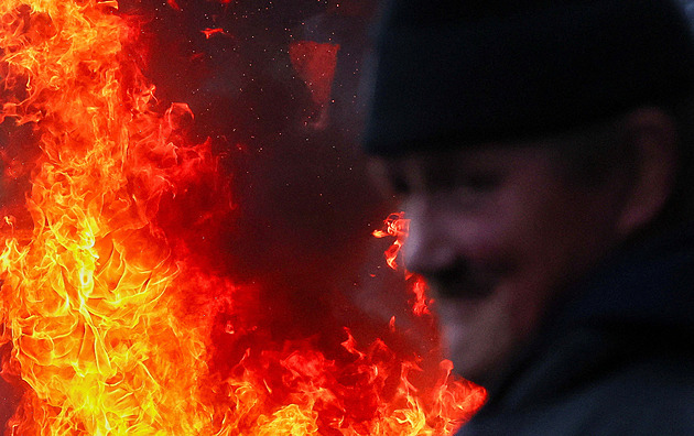 Farmáři před summitem blokují Brusel. U europarlamentu zapálili pneumatiky