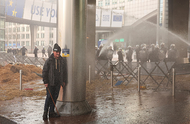 Farmáři při summitu blokují Brusel. U europarlamentu zapálili pneumatiky